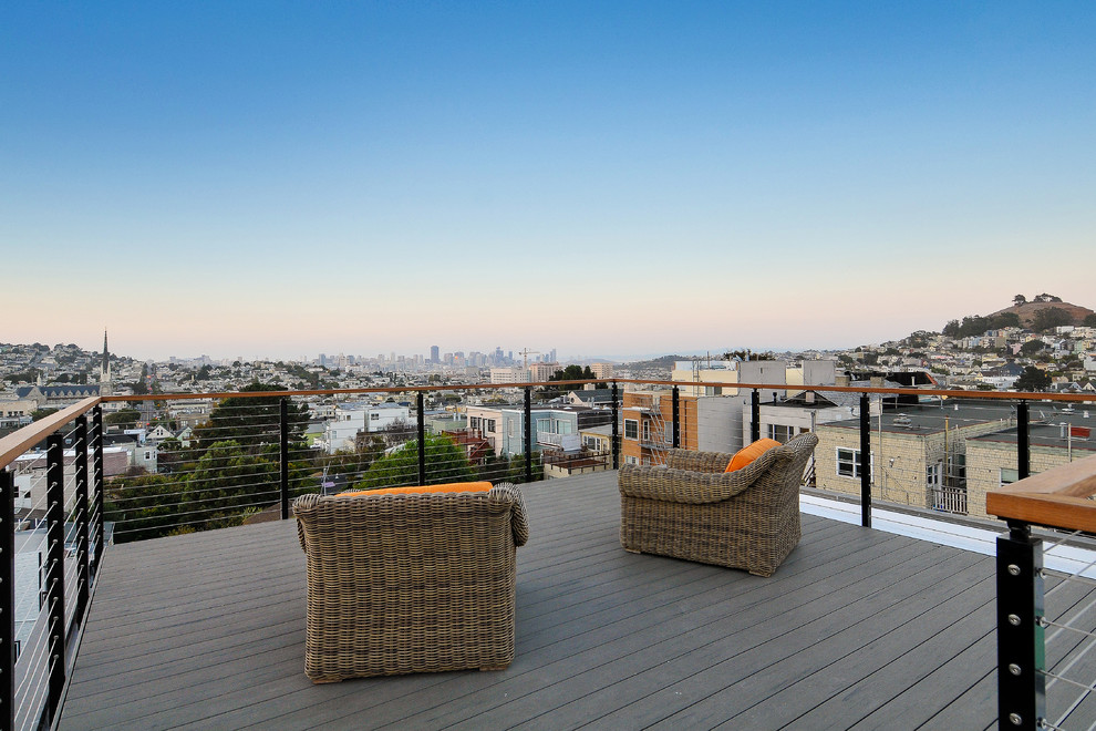 サンフランシスコにある広いビーチスタイルのおしゃれな屋上のデッキ (日よけなし、屋上) の写真
