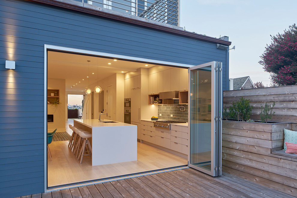 Idee per una grande terrazza moderna dietro casa con nessuna copertura