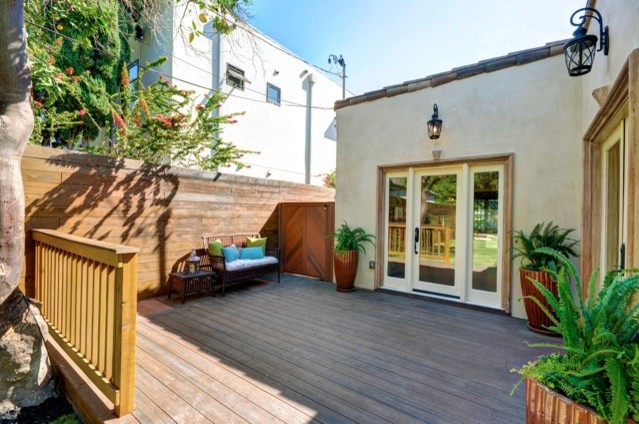 Imagen de terraza de estilo americano pequeña sin cubierta en patio trasero con jardín de macetas