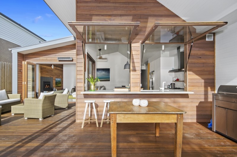 Idées déco pour une petite terrasse arrière contemporaine avec une cuisine d'été et une extension de toiture.
