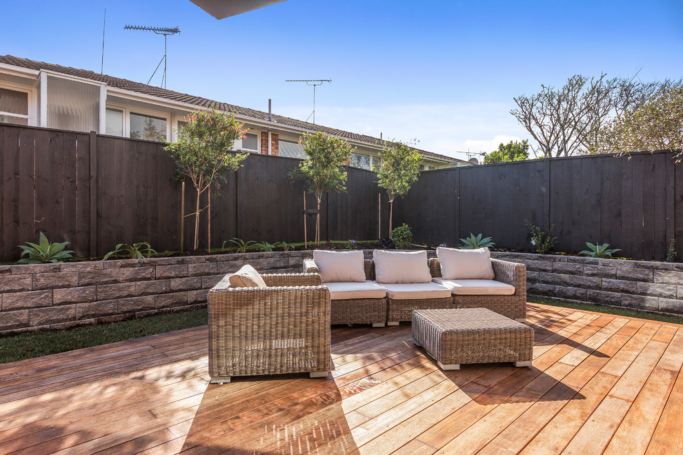 Inspiration for a contemporary backyard deck remodel in Auckland