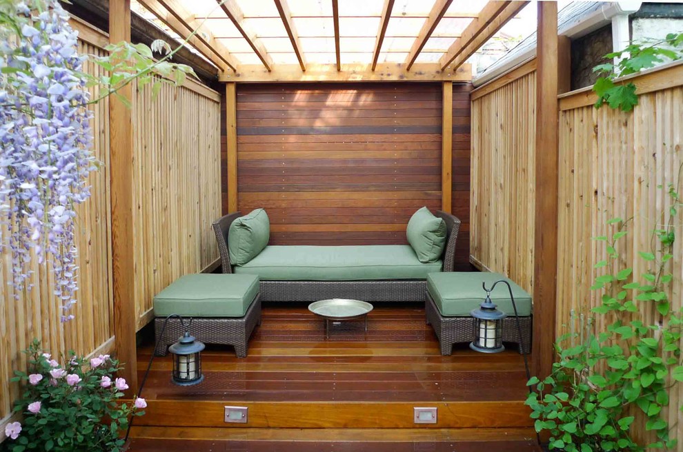 Пример оригинального дизайна: маленькая пергола на террасе на заднем дворе в классическом стиле для на участке и в саду