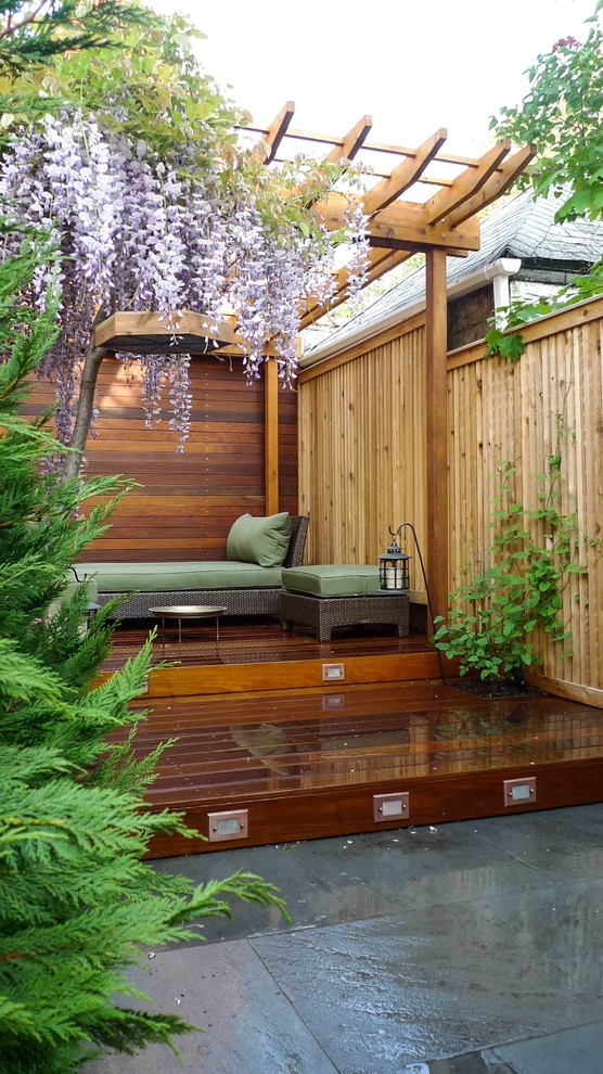 Источник вдохновения для домашнего уюта: маленькая пергола на террасе на заднем дворе в классическом стиле для на участке и в саду