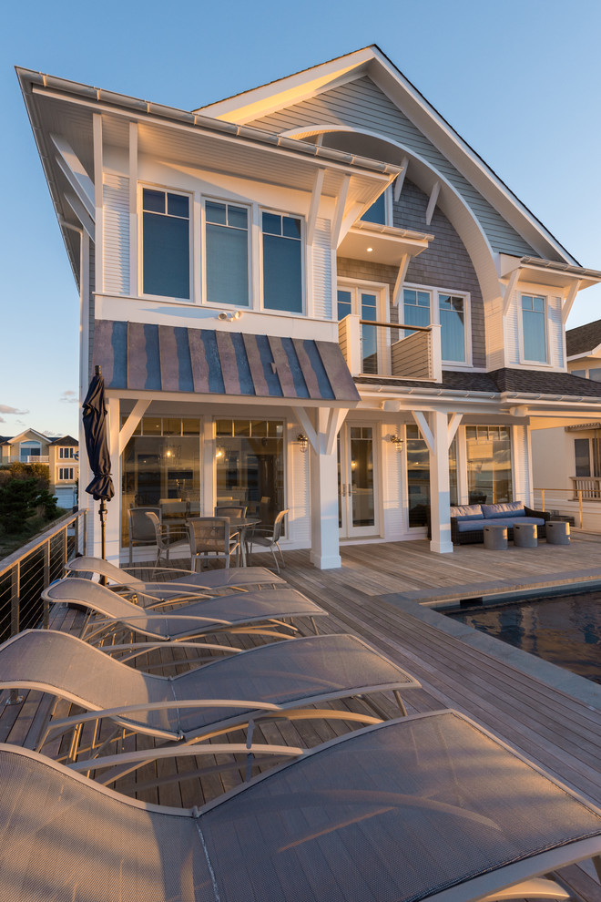 Foto de terraza costera grande en patio trasero y anexo de casas con ducha exterior