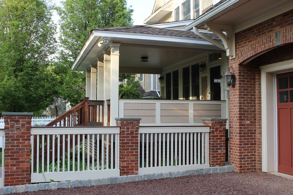 Idées déco pour une terrasse arrière classique de taille moyenne avec une extension de toiture.