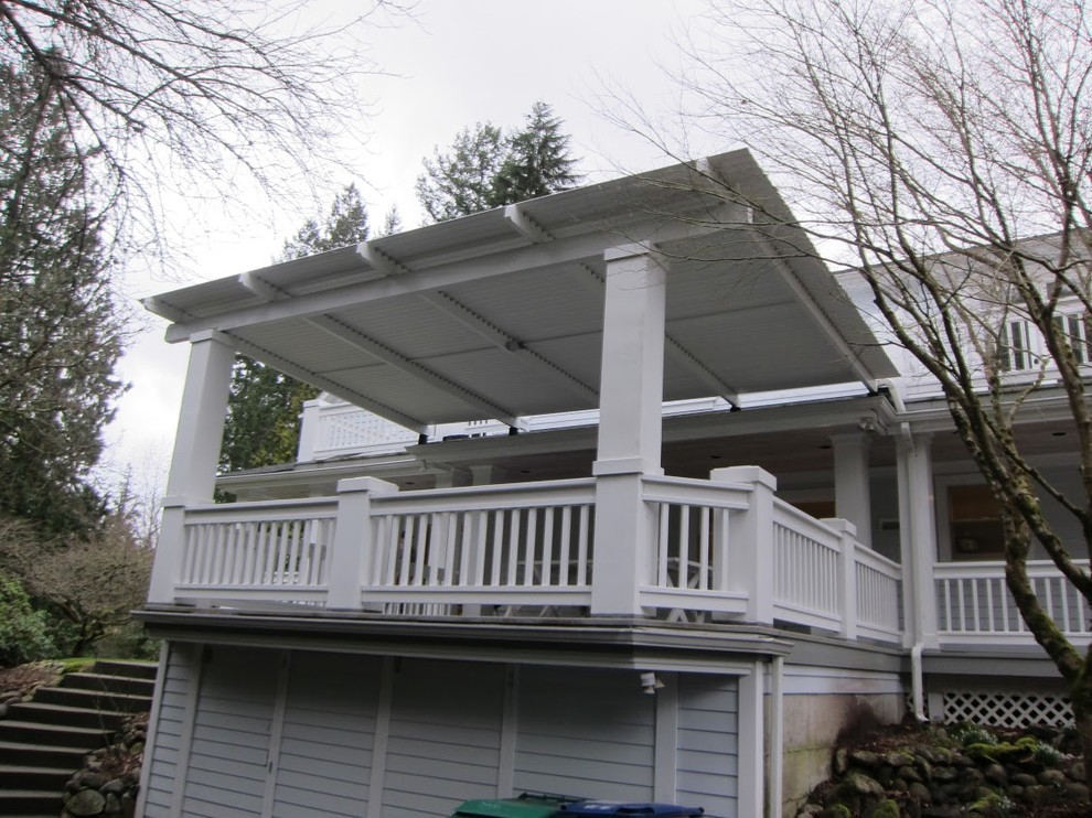 Diseño de terraza tradicional de tamaño medio en patio trasero y anexo de casas