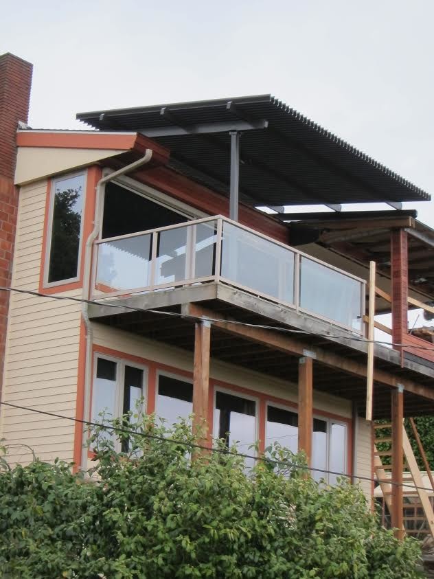 Idéer för att renovera en mellanstor amerikansk terrass på baksidan av huset, med takförlängning