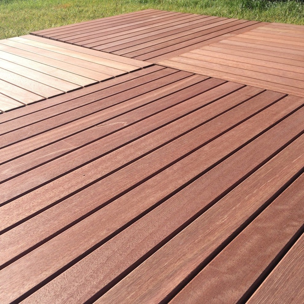 Example of a classic side yard deck design in Calgary with no cover