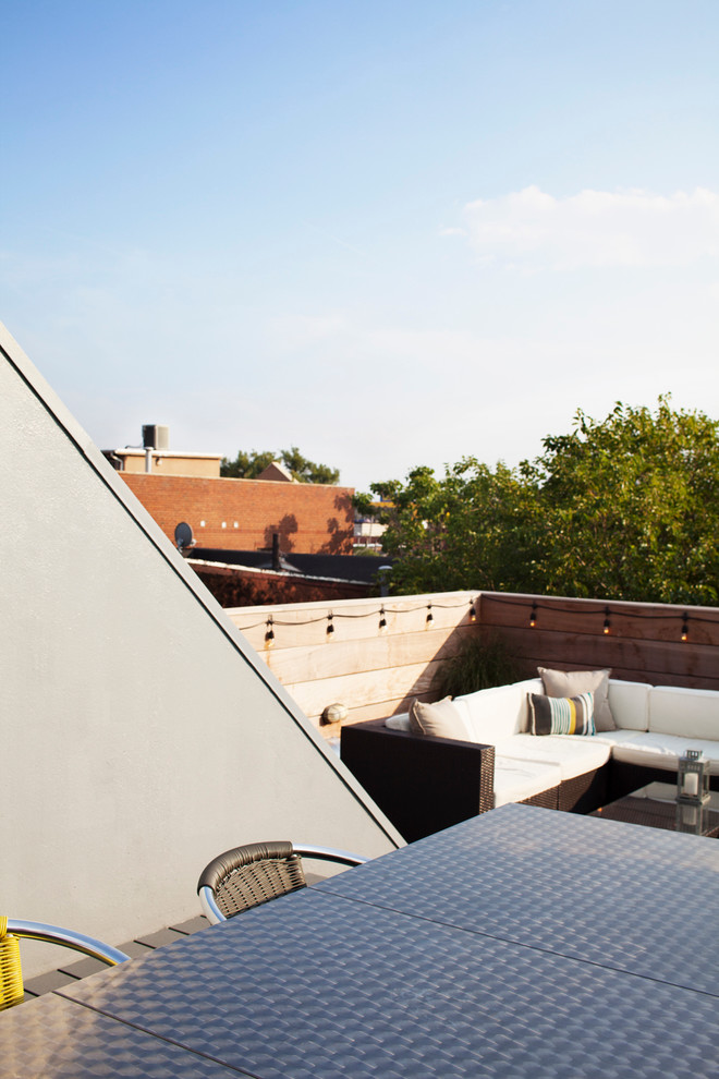 Inspiration for a medium sized contemporary roof terrace in New York with no cover.