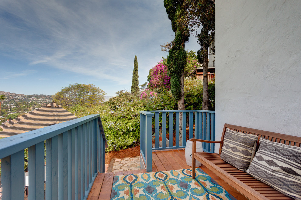 Foto de terraza mediterránea de tamaño medio sin cubierta en patio trasero