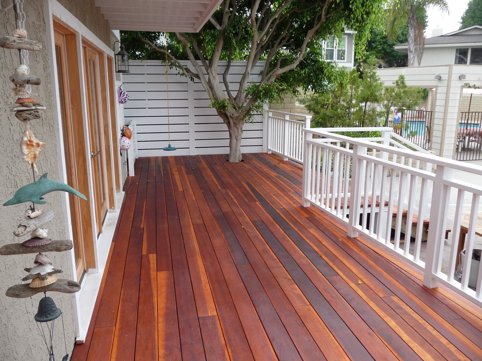 Example of a beach style deck design in Los Angeles