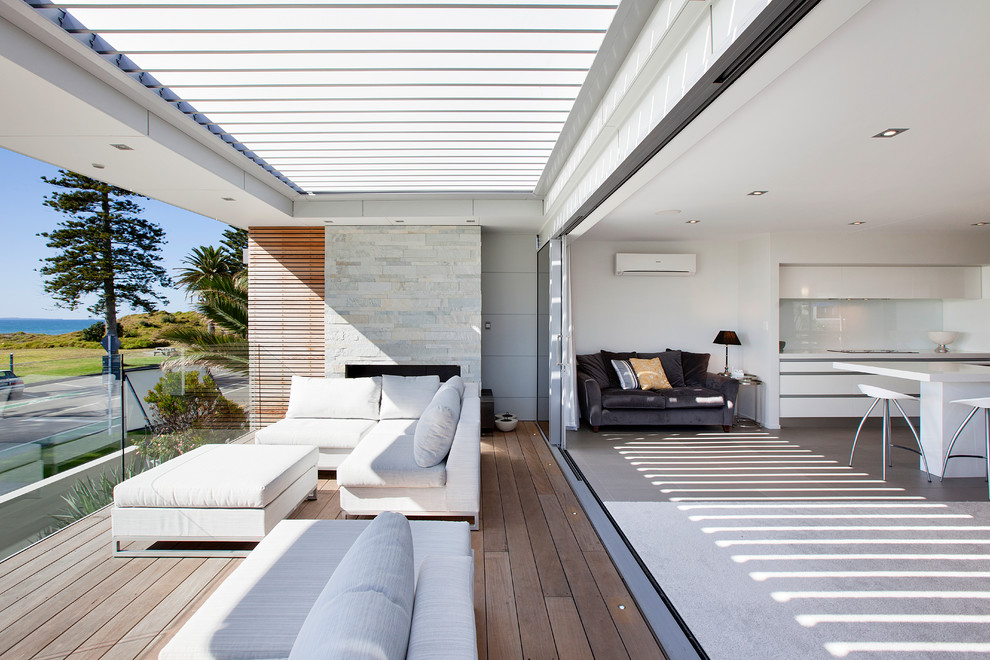 Diseño de terraza contemporánea con brasero