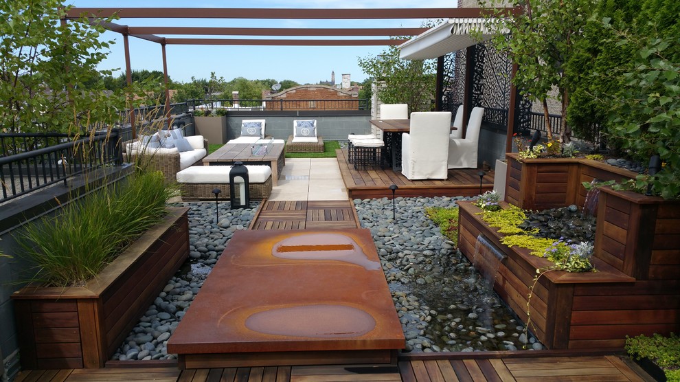 Inspiration pour un toit terrasse design de taille moyenne avec un point d'eau et une pergola.