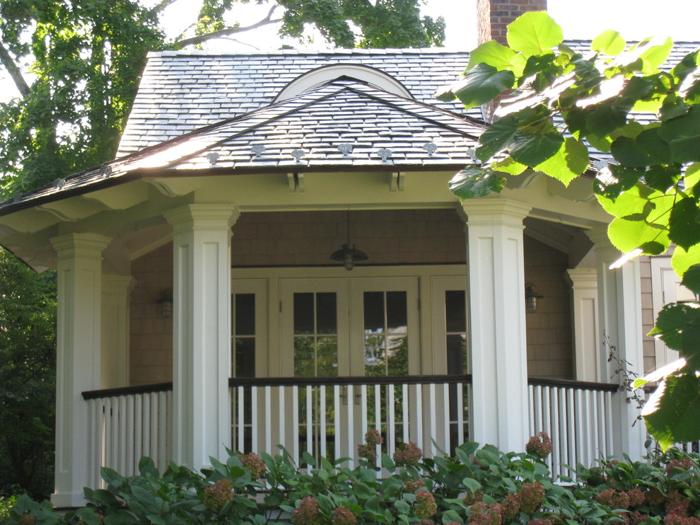 Immagine di una piccola terrazza stile marinaro nel cortile laterale con una pergola