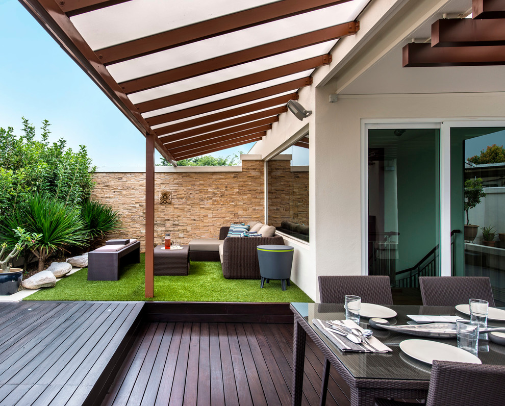 Inspiration for a contemporary deck remodel in Singapore