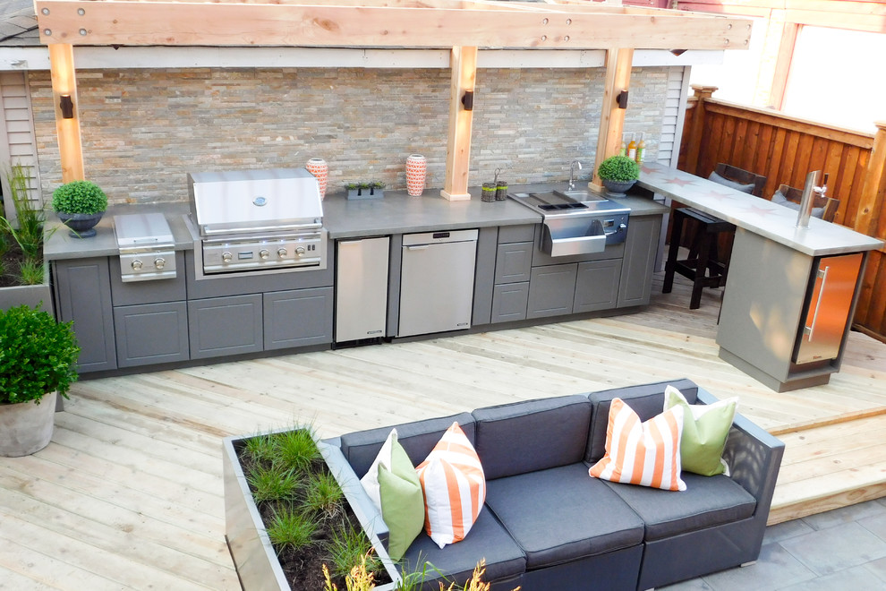 На фото: пергола на террасе среднего размера на заднем дворе в современном стиле с летней кухней с