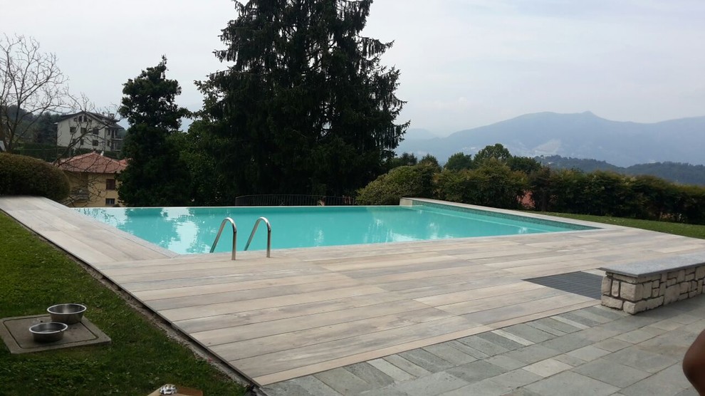 Idee per una piscina minimalista di medie dimensioni e dietro casa