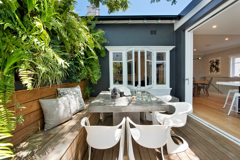 Diseño de terraza marinera de tamaño medio sin cubierta en patio lateral con jardín de macetas