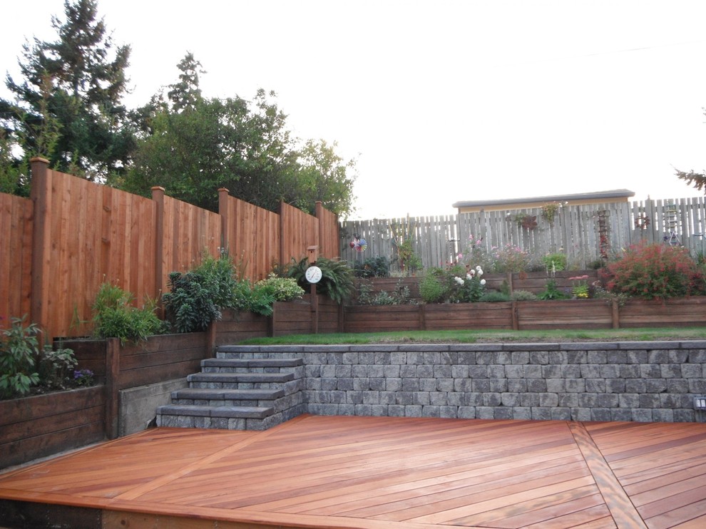 シアトルにある広いトランジショナルスタイルのおしゃれな裏庭のデッキの写真