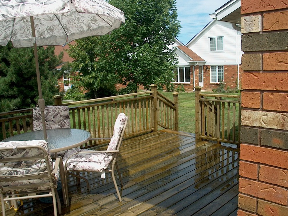 Deck - mid-sized traditional backyard deck idea in Toronto with no cover