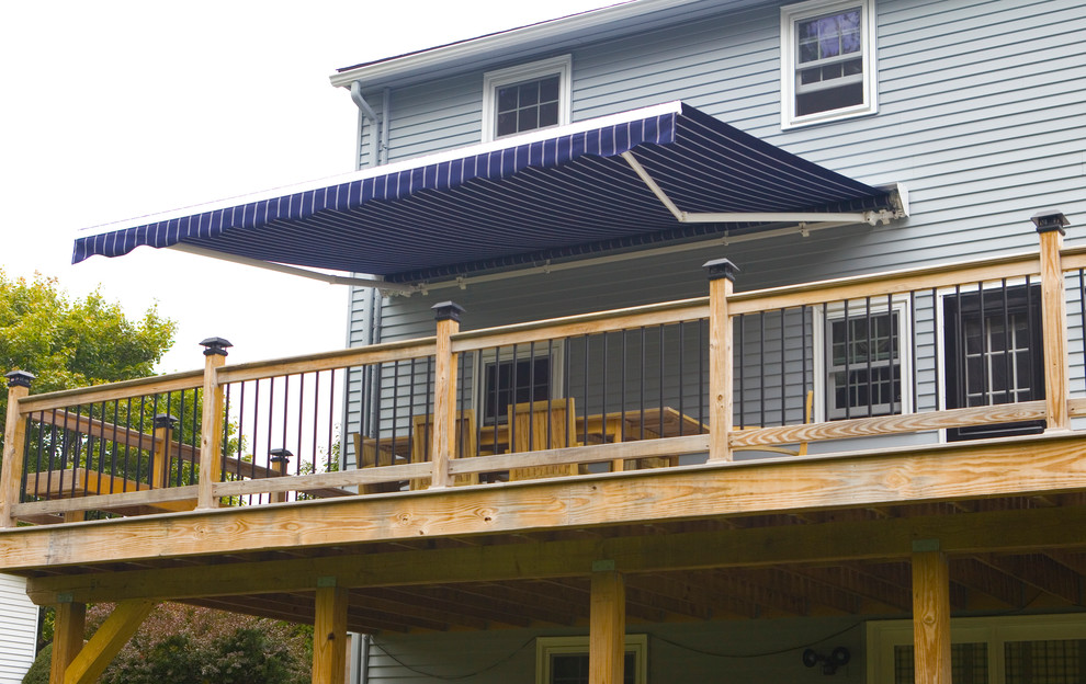Источник вдохновения для домашнего уюта: терраса среднего размера на заднем дворе в стиле модернизм с козырьком