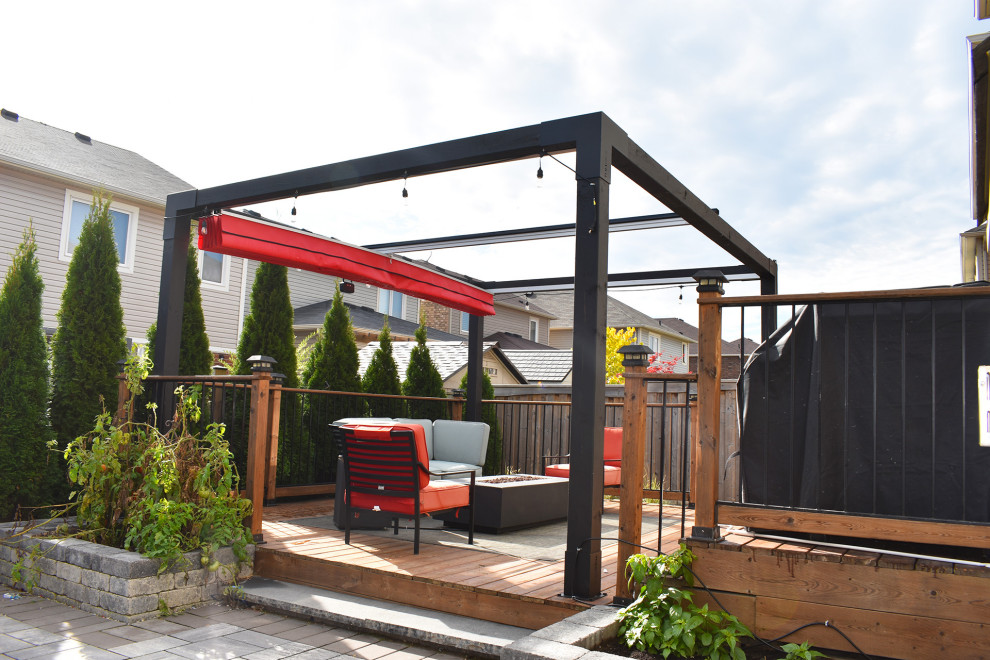 Foto de terraza minimalista en patio trasero con brasero y pérgola