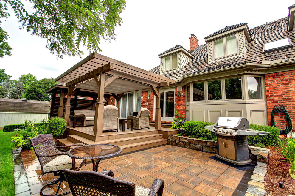 Foto di un piccolo patio o portico stile americano dietro casa con una pergola
