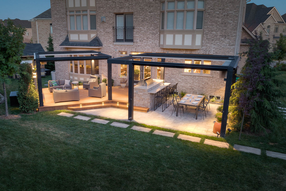 Ispirazione per una terrazza minimalista dietro casa con una pergola