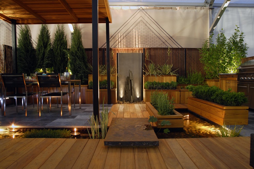 Example of a trendy deck design in Chicago