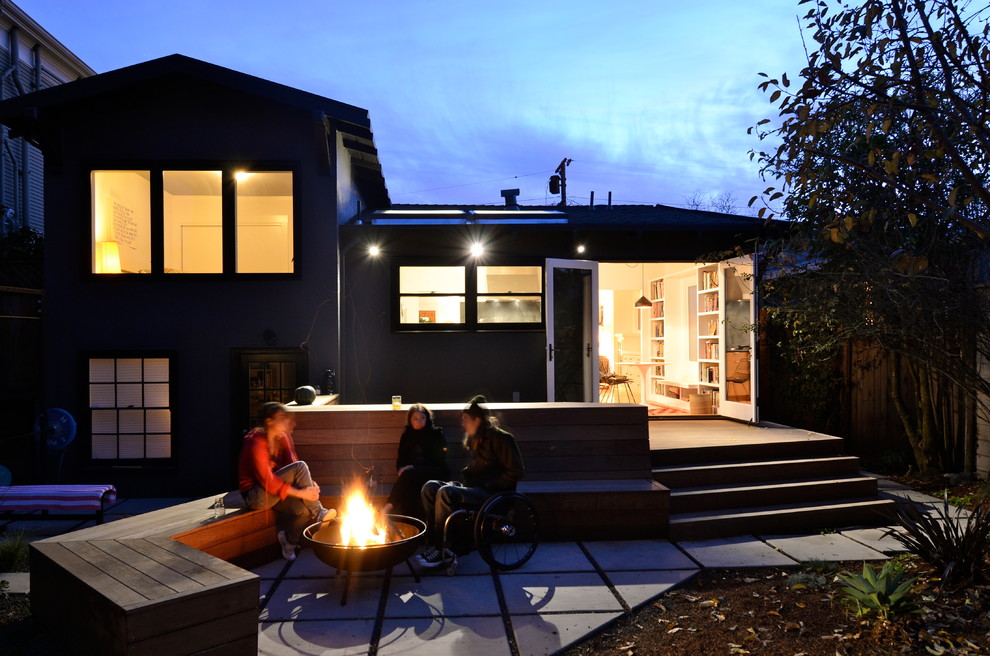 Foto di una piccola terrazza moderna dietro casa con un focolare