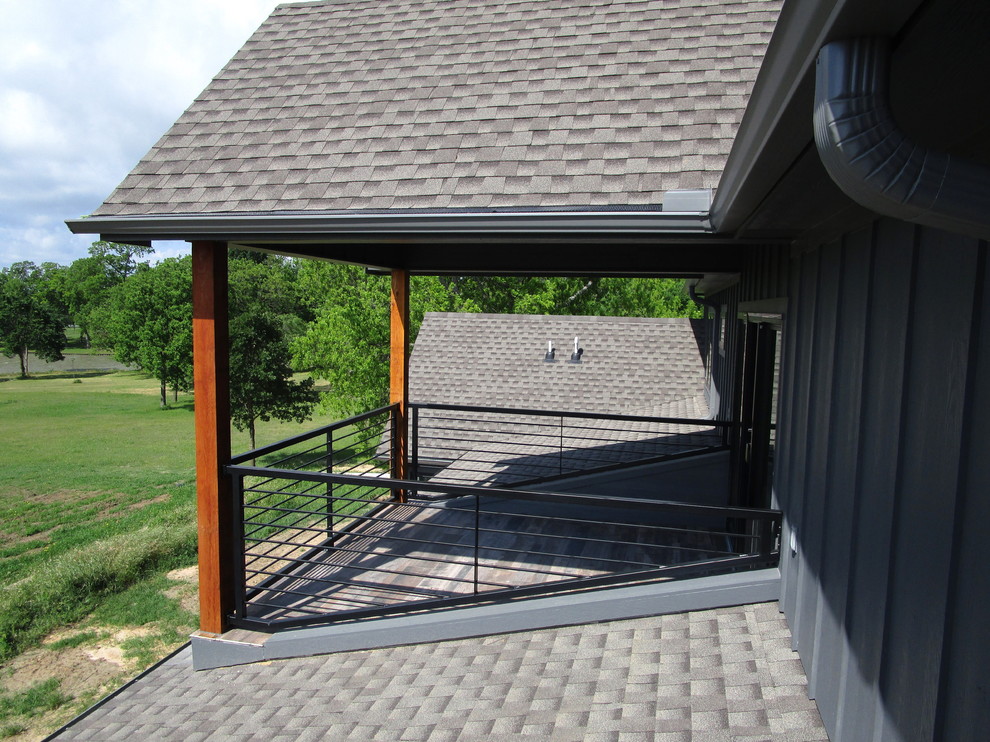 На фото: терраса среднего размера на заднем дворе в современном стиле с навесом с