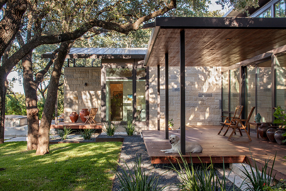 Mittelgroße, Überdachte Klassische Terrasse hinter dem Haus in Austin