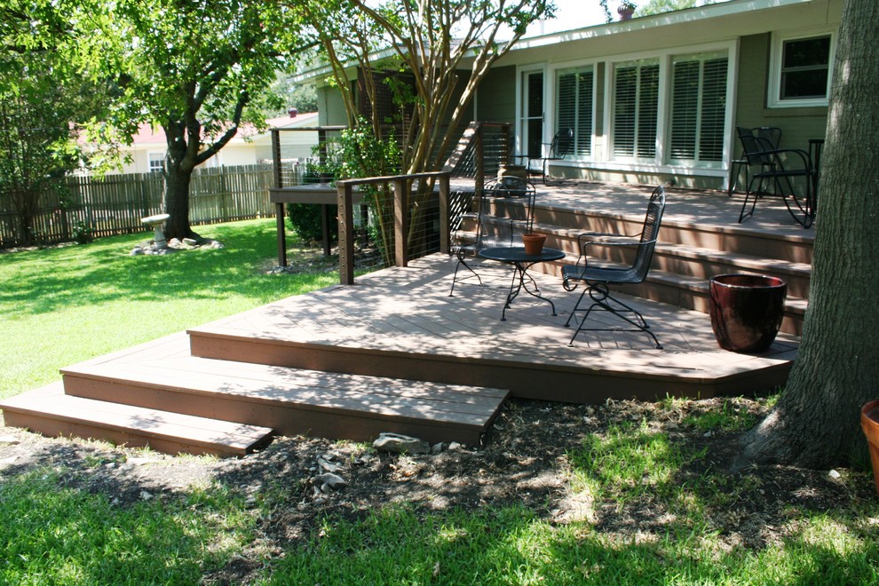 Deck - contemporary deck idea in Dallas