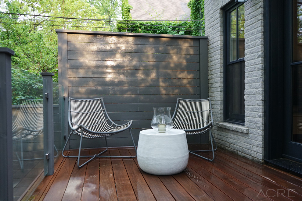 Свежая идея для дизайна: терраса на заднем дворе в современном стиле - отличное фото интерьера