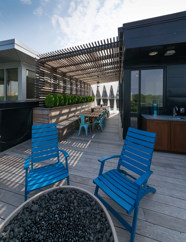 Réalisation d'un toit terrasse minimaliste de taille moyenne avec une pergola.