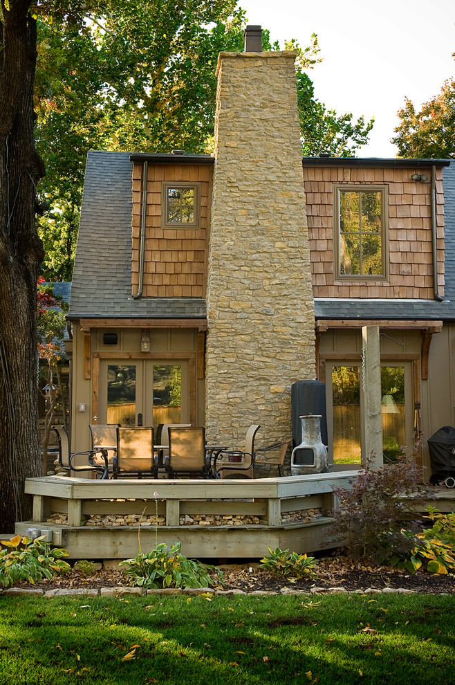 Immagine di una terrazza rustica di medie dimensioni e dietro casa con un focolare