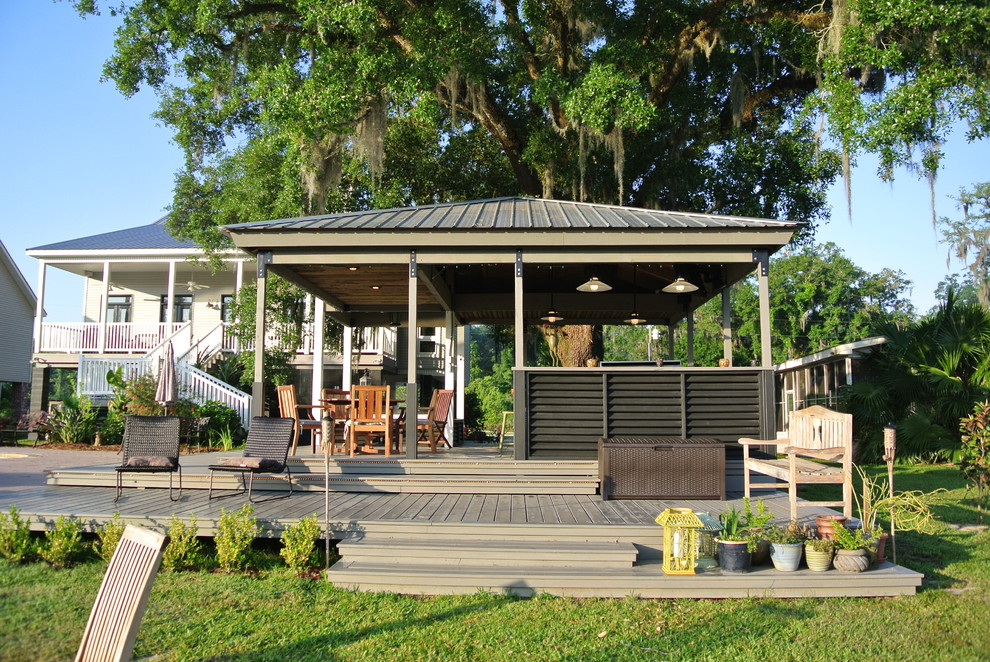 Cette photo montre une terrasse arrière tendance de taille moyenne avec une cuisine d'été et une extension de toiture.