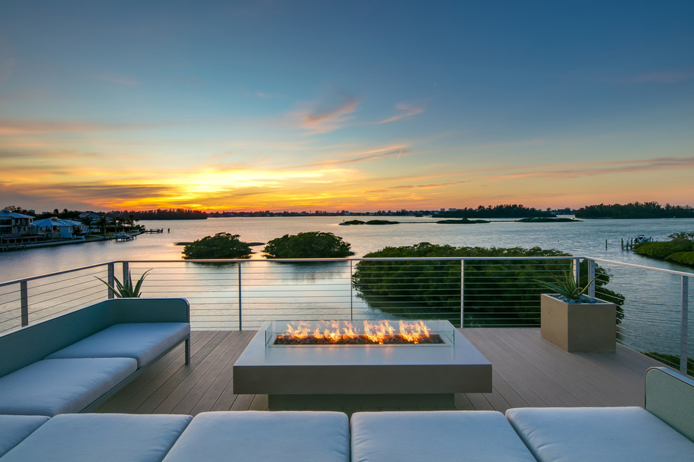 Unbedeckte Moderne Terrasse mit Feuerstelle in Tampa