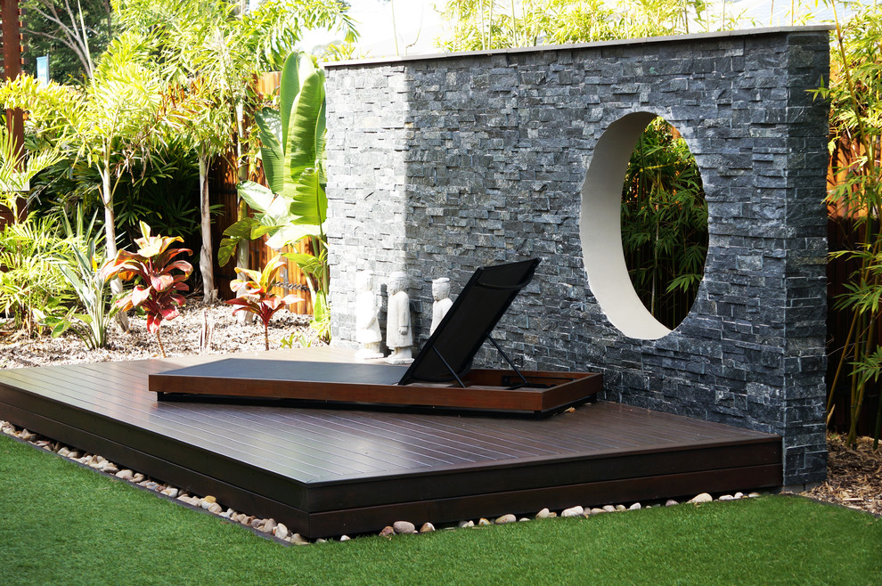Идея дизайна: маленькая терраса в восточном стиле без защиты от солнца для на участке и в саду