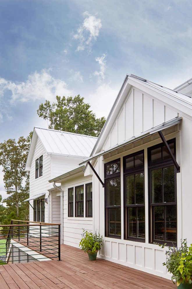 Diseño de terraza de estilo de casa de campo grande sin cubierta en patio trasero