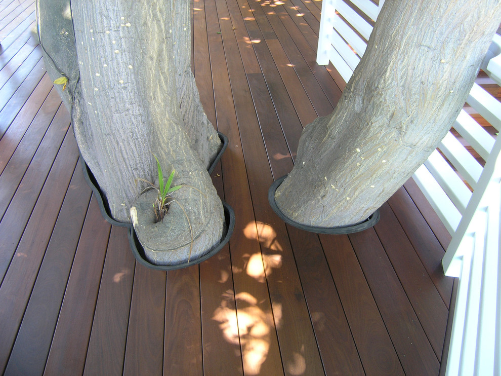 Example of a mid-century modern deck design in Los Angeles