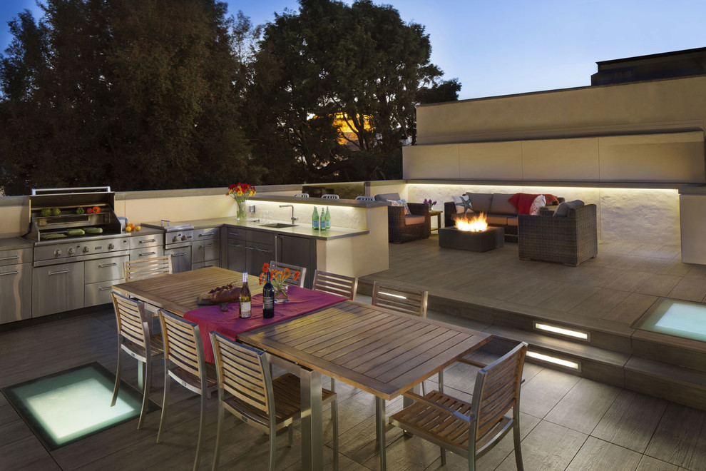 Cette image montre un toit terrasse minimaliste de taille moyenne avec une cuisine d'été et aucune couverture.