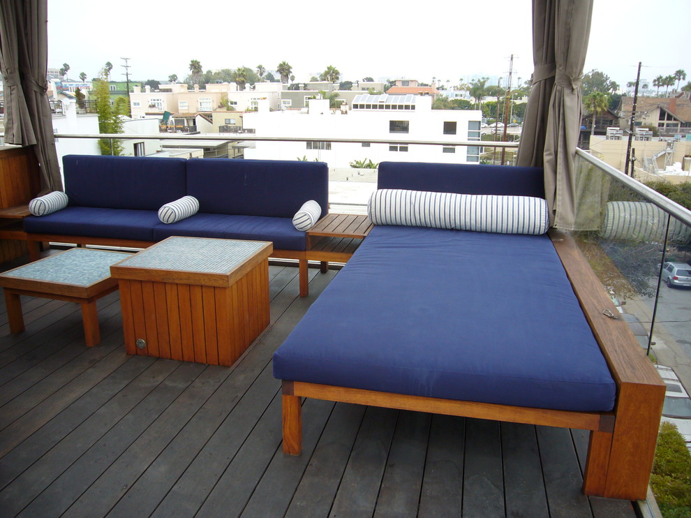 Cette photo montre un toit terrasse bord de mer de taille moyenne avec une cuisine d'été et un auvent.