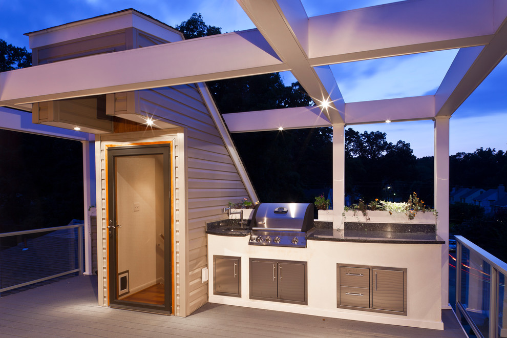 Cette photo montre une terrasse tendance avec une cuisine d'été et une pergola.