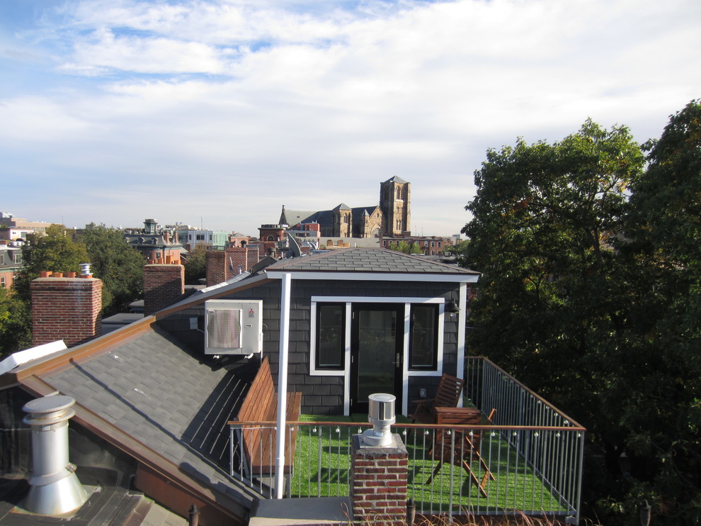 Идея дизайна: маленькая терраса на крыше в стиле неоклассика (современная классика) без защиты от солнца для на участке и в саду