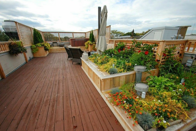 This is an example of a large traditional roof terrace in Chicago with a potted garden and no cover.