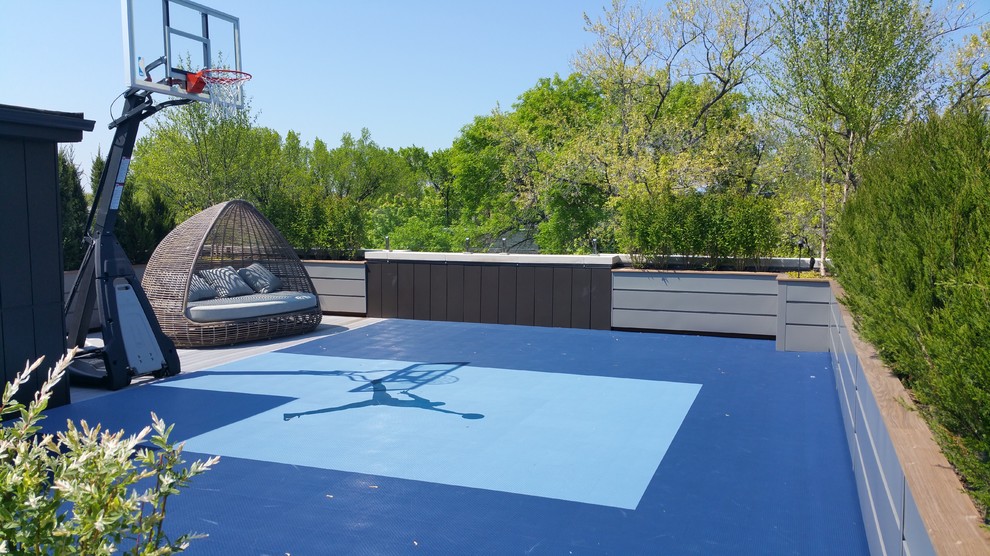 Ispirazione per una grande terrazza chic sul tetto con un giardino in vaso e una pergola