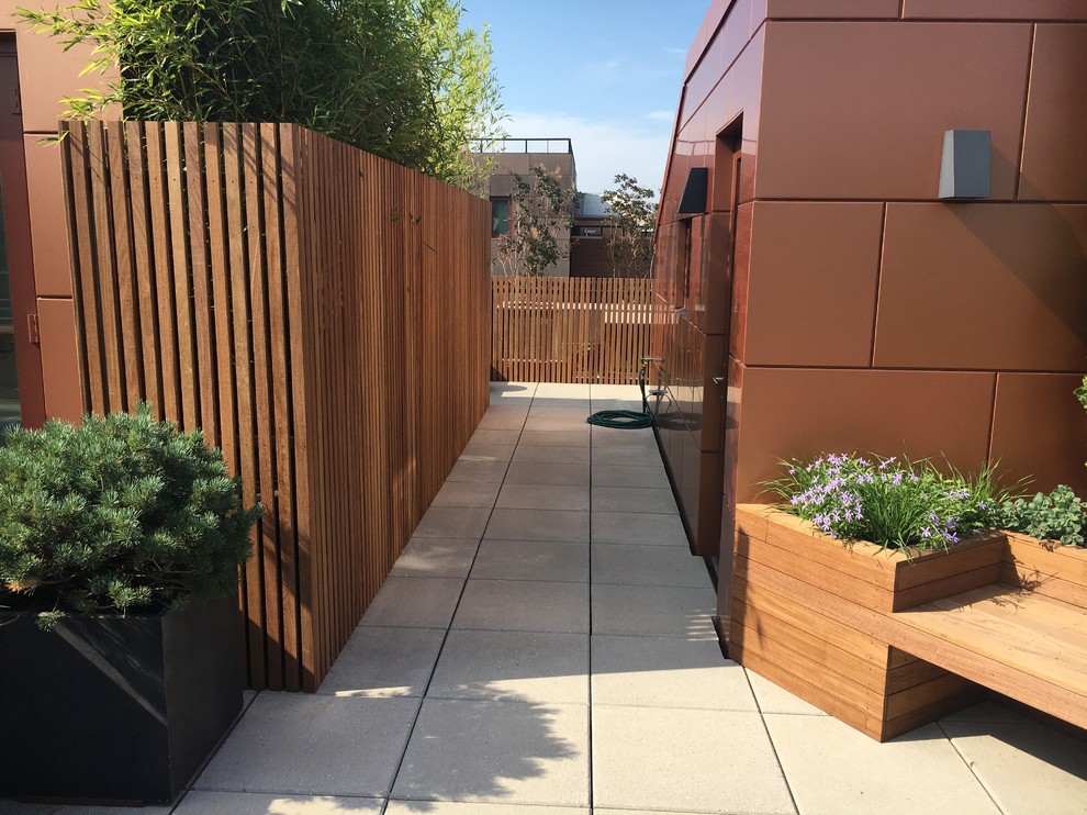 Inspiration for a mid-sized modern deck container garden remodel in New York