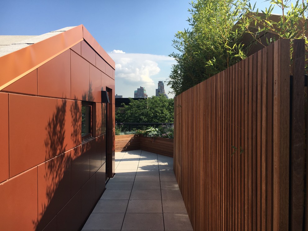 Inspiration for a mid-sized modern deck container garden remodel in New York