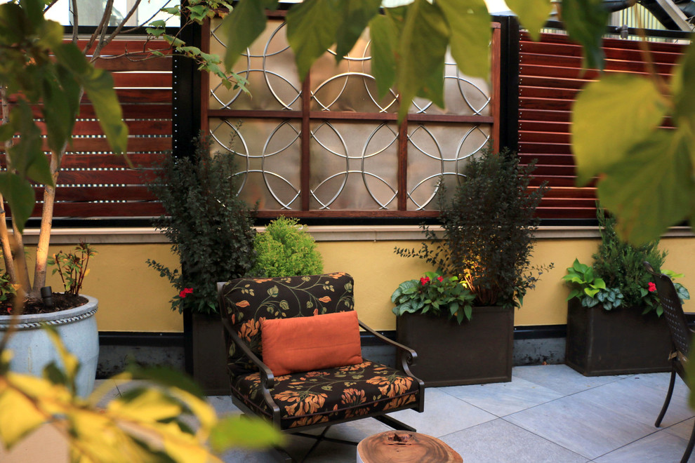 Foto de terraza contemporánea de tamaño medio sin cubierta en azotea con cocina exterior